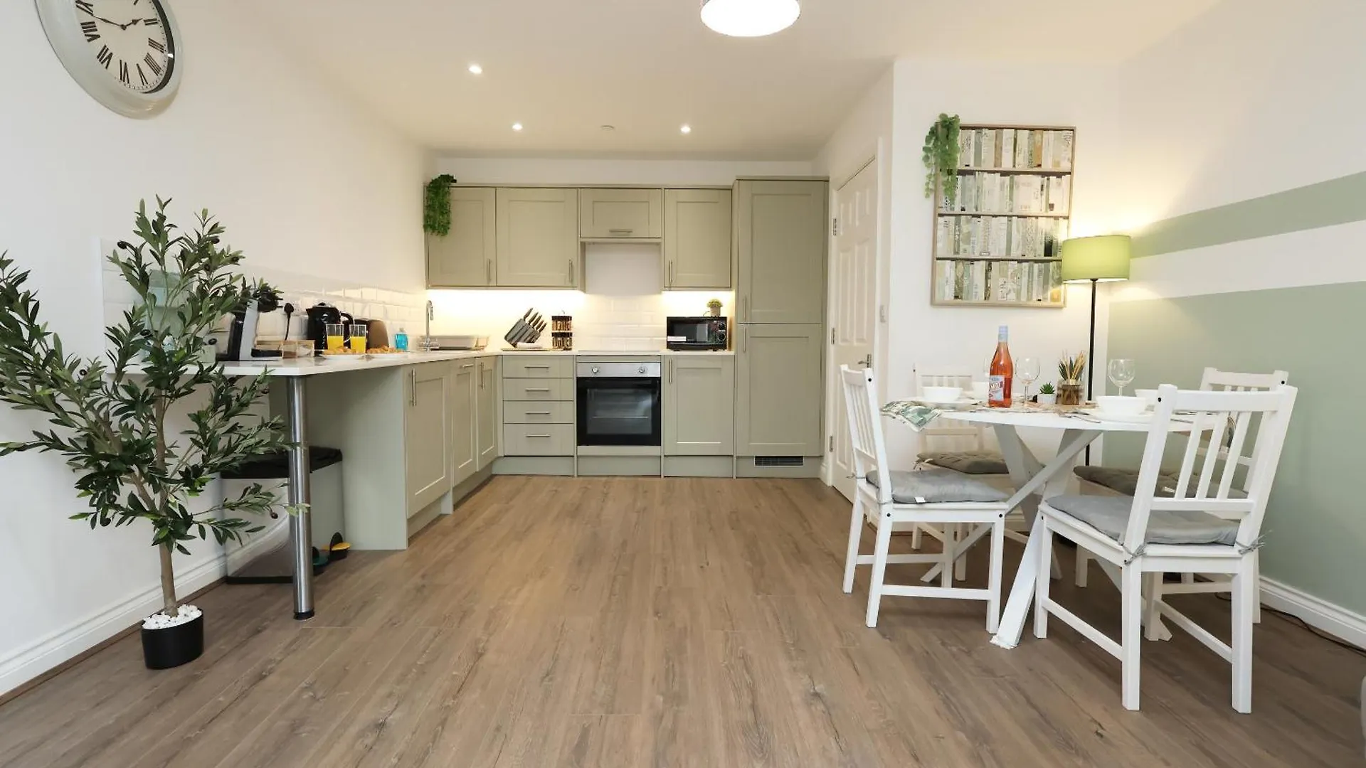 Large 2 Bed Central Apartment With Balcony And Private Parking Cardiff 0*,  United Kingdom