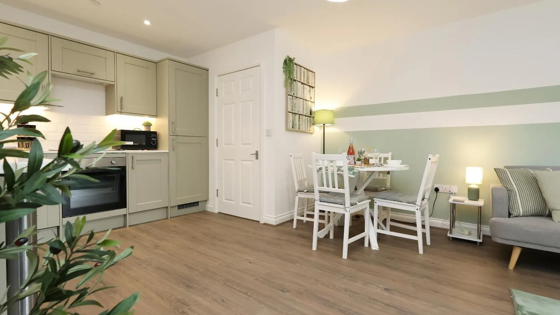 Large 2 Bed Central Apartment With Balcony And Private Parking Cardiff 0*,