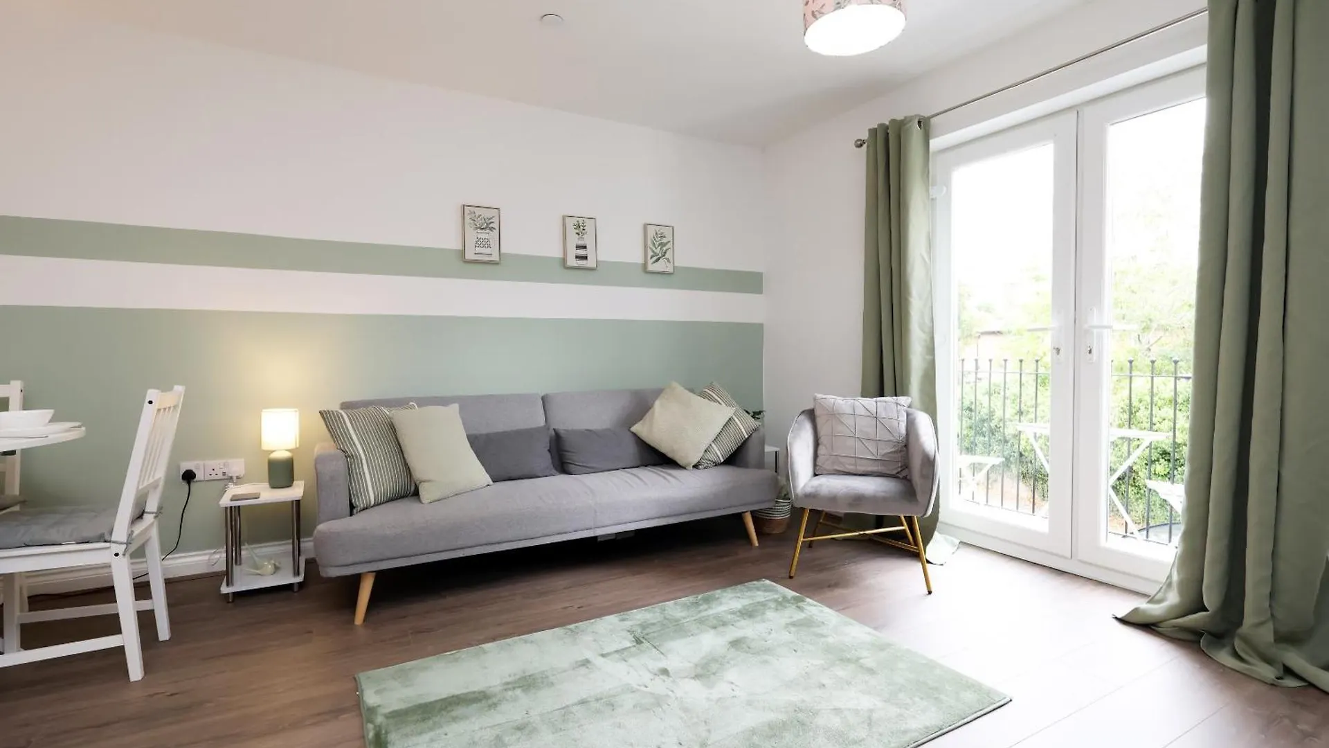 Large 2 Bed Central Apartment With Balcony And Private Parking Cardiff United Kingdom