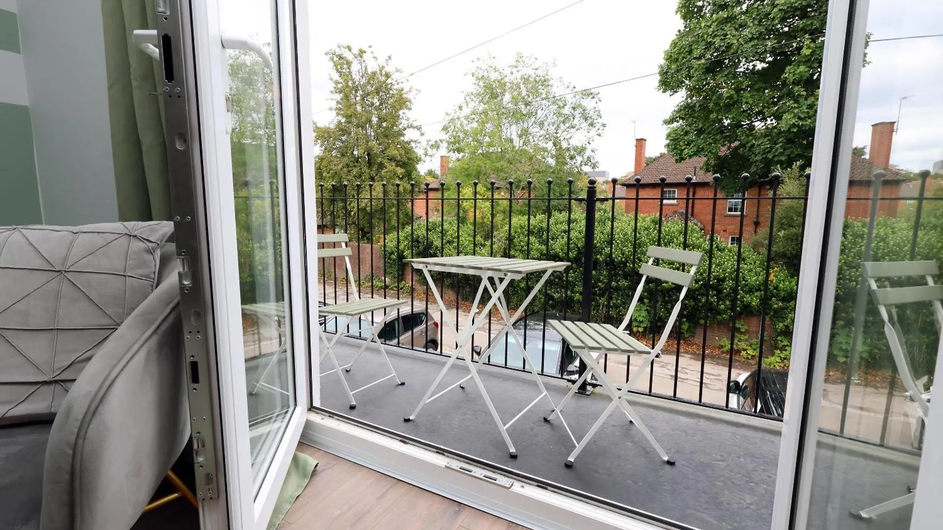 Large 2 Bed Central Apartment With Balcony And Private Parking Cardiff